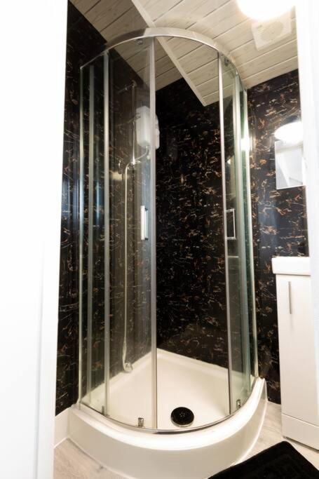 5 - Refurbished In A Shared House Apartment *