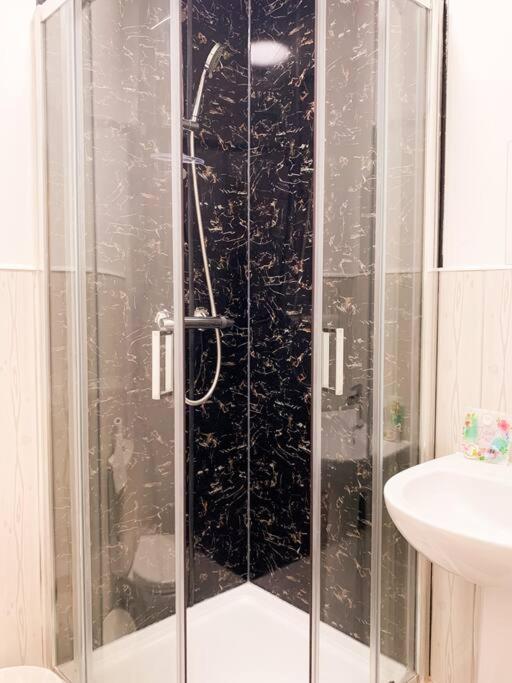 5 - Refurbished In A Shared House Apartment *
